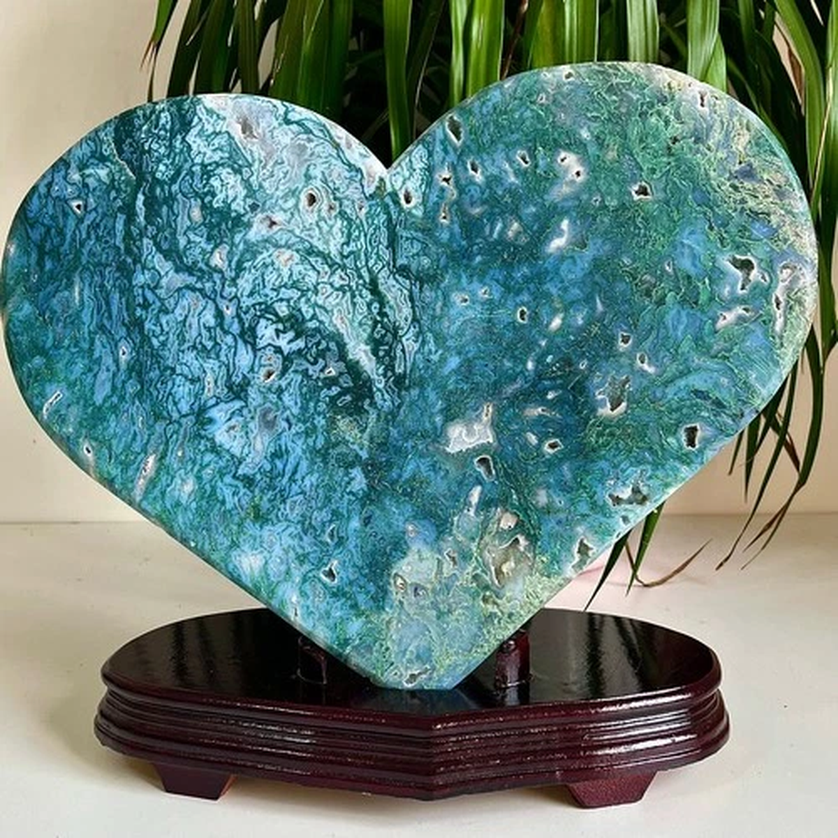 17.08LB Natural beautiful green aquatic plant heart-shaped crystal specimen