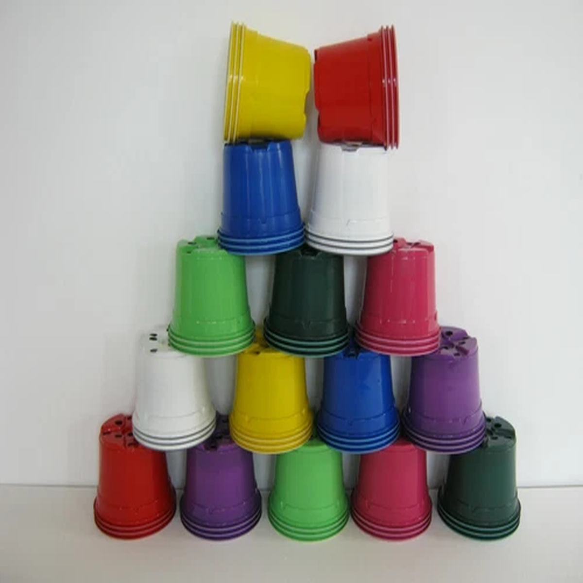 10.5CM COLOURED PLASTIC PLANT POTS / FLOWERPOTS
