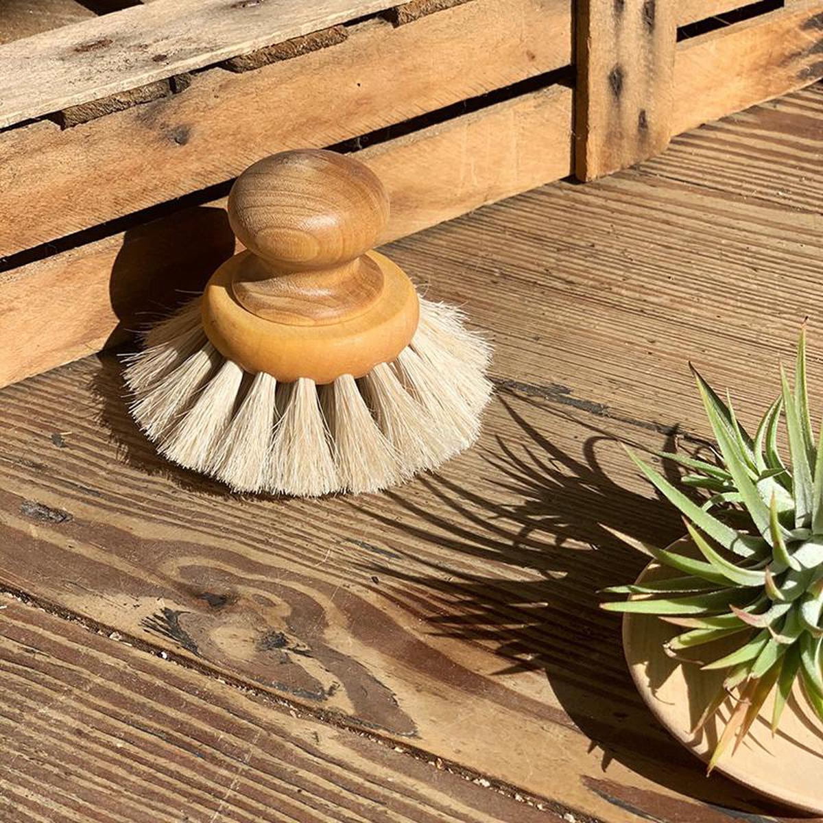Dish Brush Round With Knob by Iris Hantverk