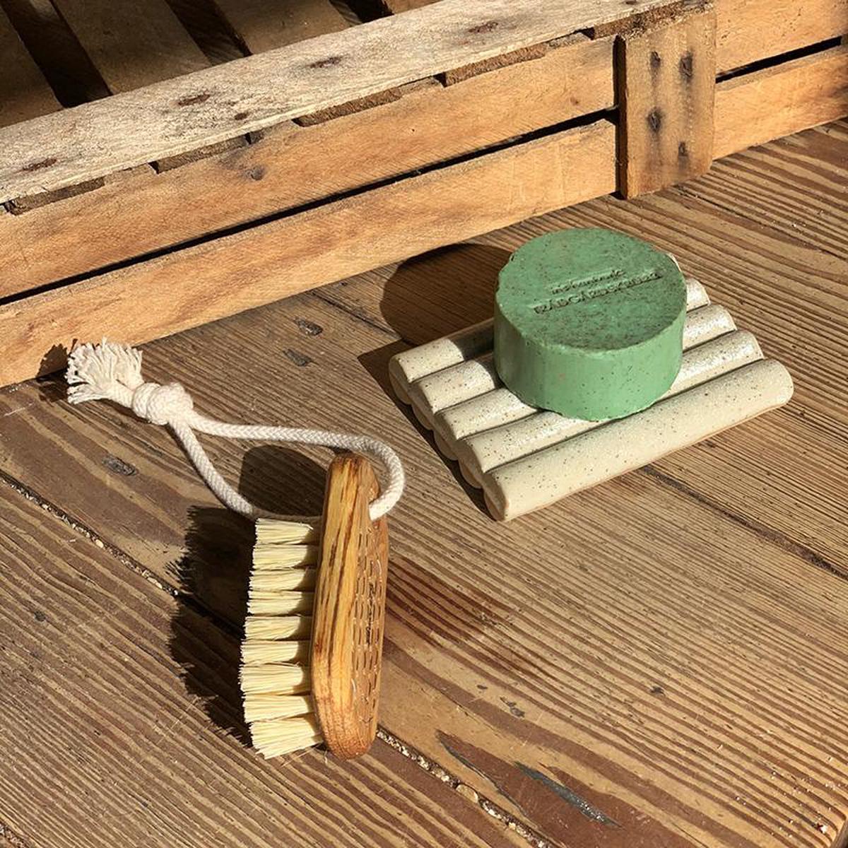 Nail Brush Lovisa With String by Iris Hantverk