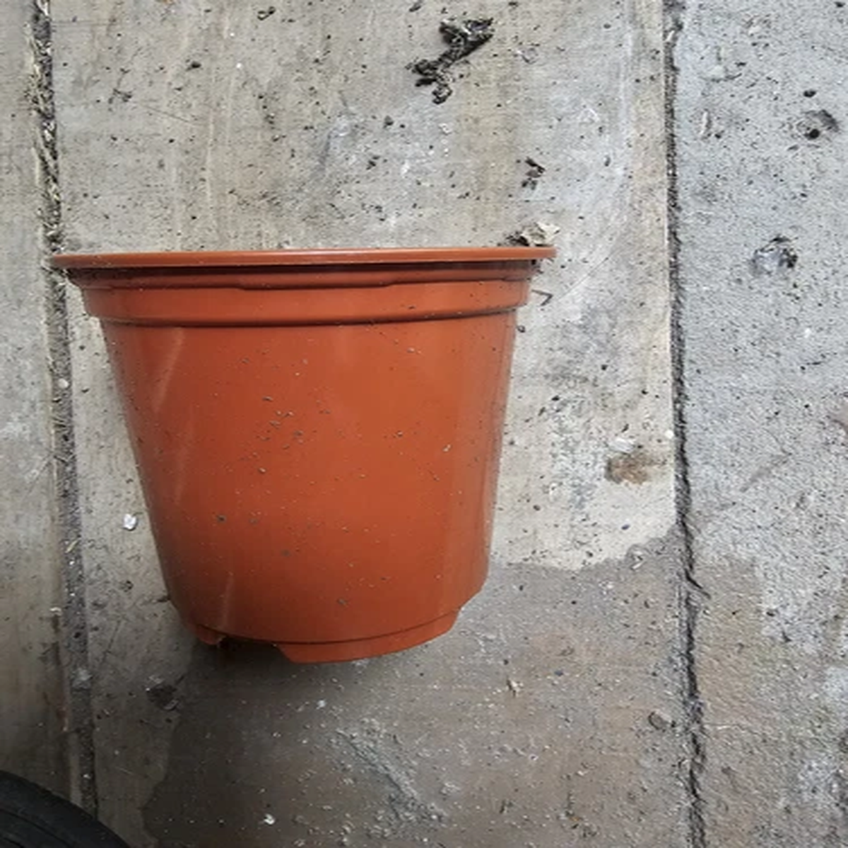 70 new 9cm diameter plastic plant pots
